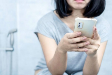 Taking your phone to loo can give you Lifelong Problems Taking your phone to loo can give you Lifelong Problems