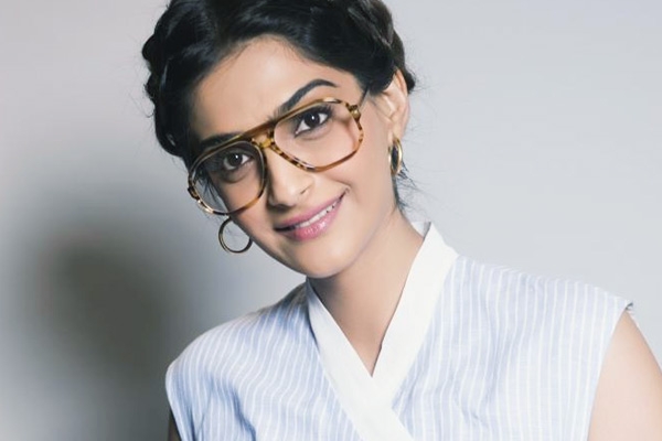Twitterati Slams Sonam Kapoor for Sharing Post on ‘Hindu Fundamentalists’